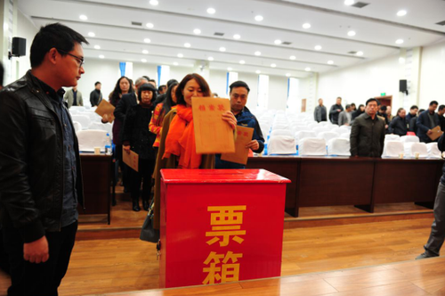 图为参会代表进行民主测评投票