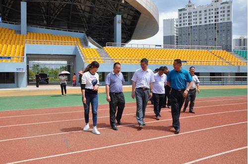 图为两县区领导参观宜良县体育场馆建设情况