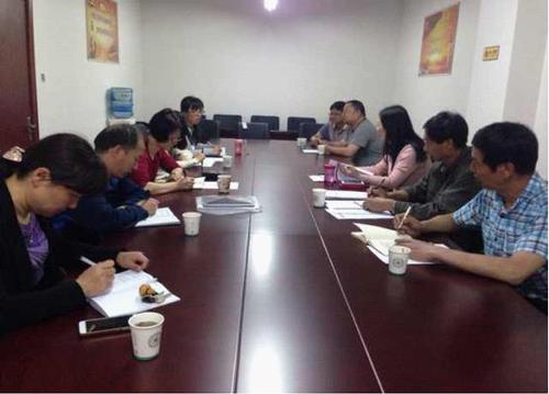 图为在区环保局、区水务局检查了解情况