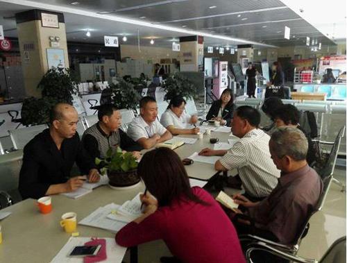 图为在呈贡区政府服务局检查了解情况