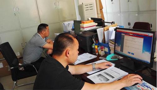 局各科室（大队）党员在党章党规网上测试活动中认真答题