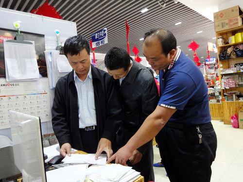 到超市查大额消费发票，看有没有用公款购买月饼及礼品的情况