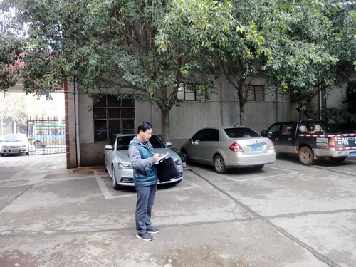纪检干部走进机关大院查公车停放情况，看有没有公车私用情况