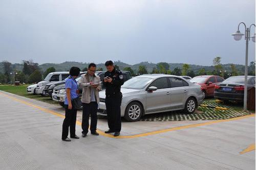 督查组在景区查看是否有公车私用情况