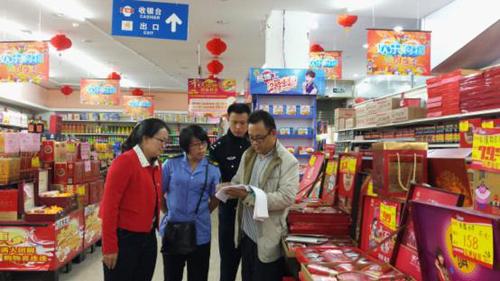 督查组在超市查阅发票