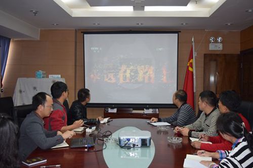 附图：五华区纪委组织纪检干部通过网络形式集体观看《永远在路上》第一集