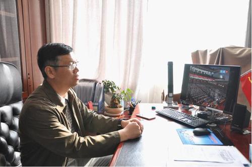 图为宜良县委常委、县纪委书记景碧昆通过互联网及时收看大会实况
