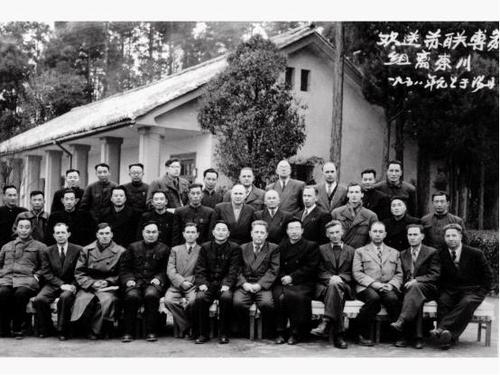 苏联专家组离开东川时在院内合影留念
