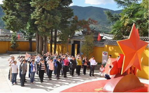 　　　在红色五星照耀下的军旗纪念雕塑下，县委常委、县纪委书记余利鸿带领