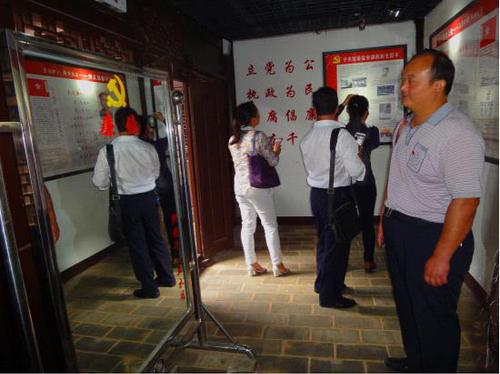 纪检干部在“廉镜”前“照镜子，正衣冠”。
