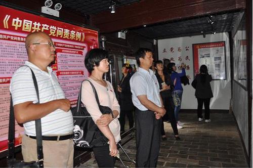 　　　在反腐倡廉陈列室，全体纪检干部被以毛泽东为主要领导的党中央打响了反腐倡廉“第一枪”的英勇和气魄所折服。