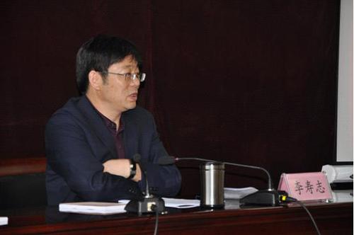 图为昆明市纪委副书记李寿志在培训会上授课