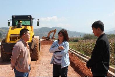 张姝书记实地检查公路建设情况