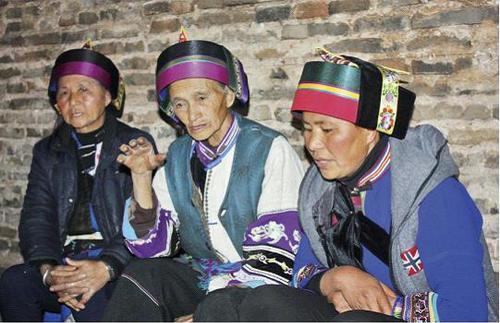 国家非物质文化遗产传承人、阿诗玛叙事长诗的传唱者王玉芳（中）