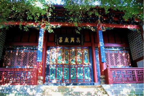 赵氏宗祠，位于汤丹镇大坪地社区，是铜商经济兴盛的一个见证