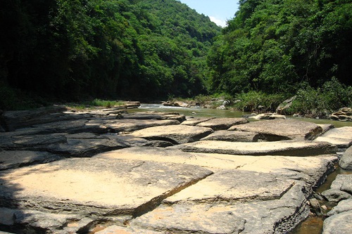 2.水流穿石过，绿意似春来
