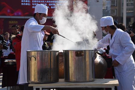 厨师现场熬制面条汤料_副本.jpg