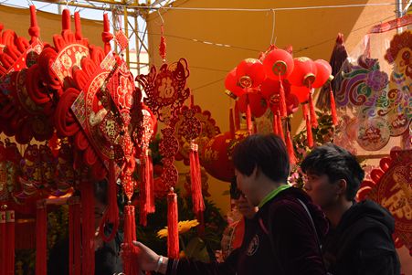美食节上市民采春忙_副本.jpg