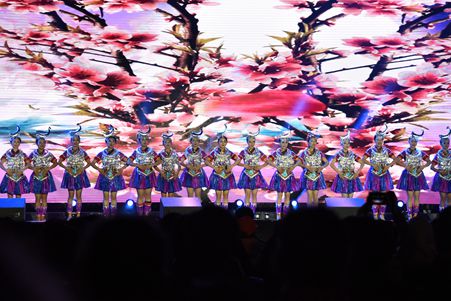 美丽的民族姑娘送福_副本.jpg