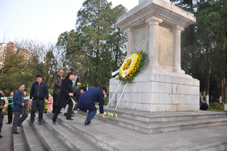 敬献鲜花.jpg