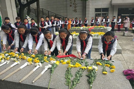 网站格式——2.五华区璧光小学少先队员为“一二一”烈士敬献鲜花.jpg