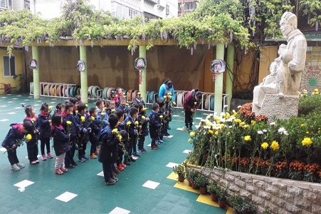 网站格式——6.云南师范大学幼儿园小朋友为革命先辈敬献鲜花.jpg