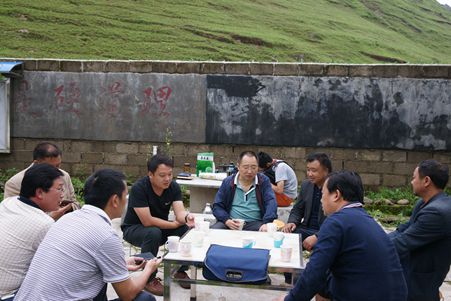 纪委主要领导大地坡村“挂包帮、转走访”1_副本.jpg