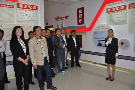参观纪律教育基地接受警示.jpg