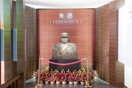 市网站格式——8.旧居陈列展厅的朱德铜像.jpg