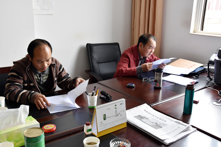 7.巡察组查阅相关资料.jpg