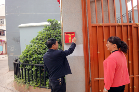 8.巡察人员检查巡察举报箱.jpg