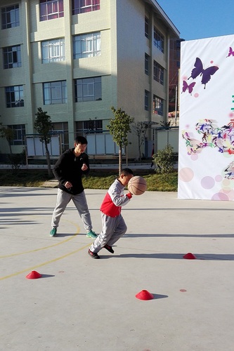 1.网站格式——这是个智力障碍孩子，才入学的时候不爱说话，老师发现他喜欢篮球，对他开展专门训练，孩子慢慢变得活泼开朗.jpg