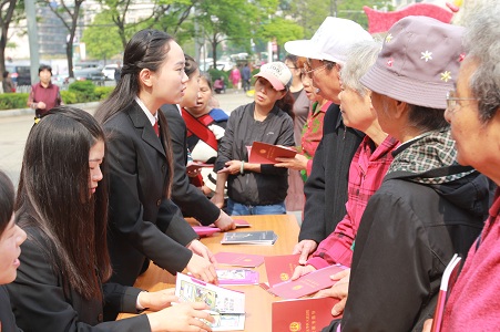 3网站格式——五华法院青年干警走上街头，为群众提供法律咨询和帮助.jpg