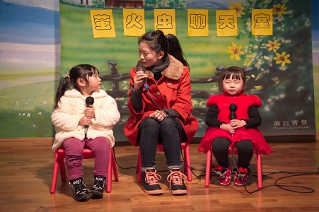 9网站格式——幼儿园创办有自己的“萤火虫”电视台，由教师和幼儿担任节目主持人，每天向全园幼儿及家长直播孩子们自己的故事.jpg