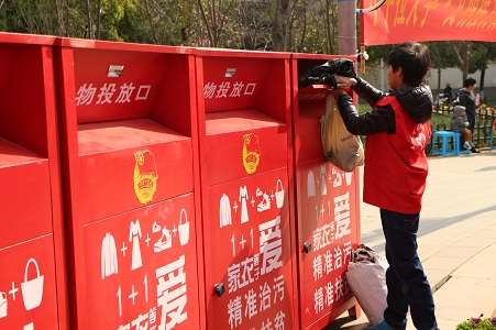 12网站格式——3.5旧衣换绿植活动现场，志愿者在整理市民捐换的旧衣物.jpg