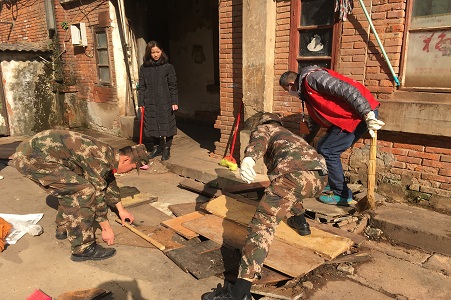 14网站格式——不怕脏不怕累 学雷锋做好事 开展环境卫生大扫除.jpg