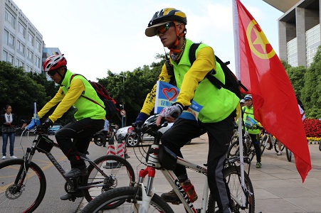 15网站格式——青春聚力 精彩南博公益骑行活动 志愿者为五华区残障儿童观看木偶剧筹款.jpg