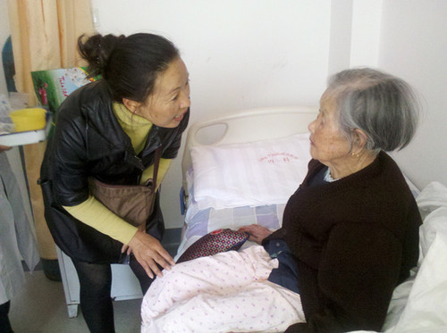 到医院看望三无老人.jpg