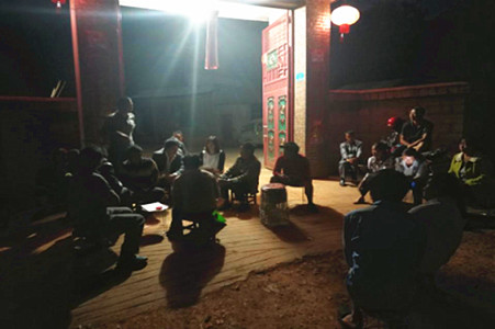 夜晚在瓦窑田村召开村民会议.jpg