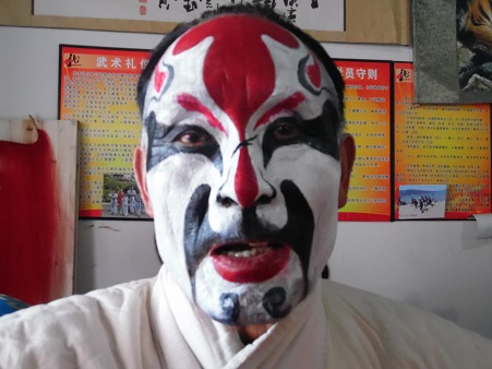9石庄村滇剧演员化妆.jpg