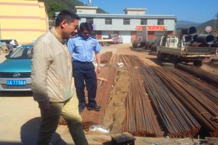 检查组到企业排查“地条钢”使用情况.jpg