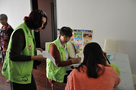 到社区办公区听民意.jpg