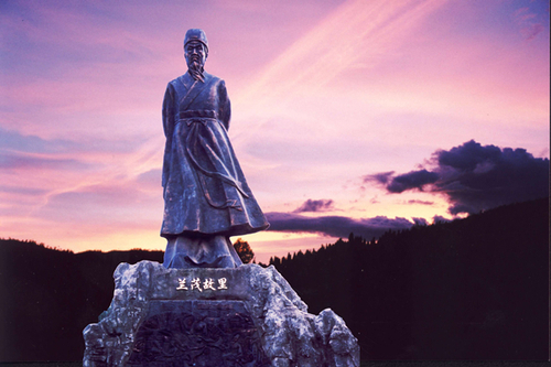 兰茂雕像（供图：嵩明县委宣传部）.jpg
