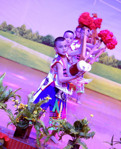 5欢乐的小三弦.jpg