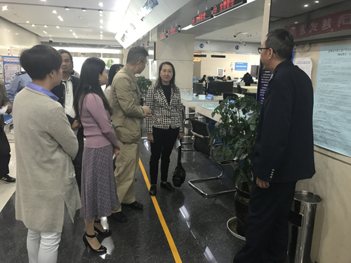 现场听取整改落实情况.jpg