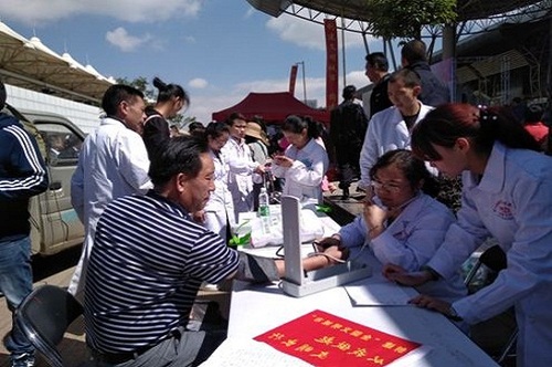 免费为群众体检.jpg
