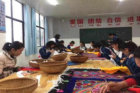 3课堂上学生在学习撒尿挑花.jpg