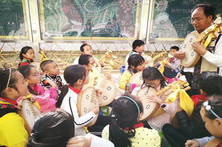 6老师在教授学生弹大三弦.jpg