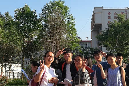 进入高考考场前再看一眼复习资料，看见镜头为自己加油。（黑林铺街道纪工委，13619695510）.jpg