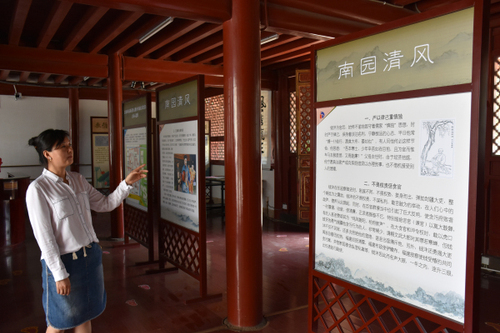 拓东街道纪工委书记介绍廉政文化展厅.jpg